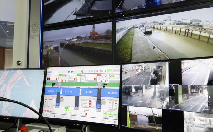 Control room sea lock Cuxhaven