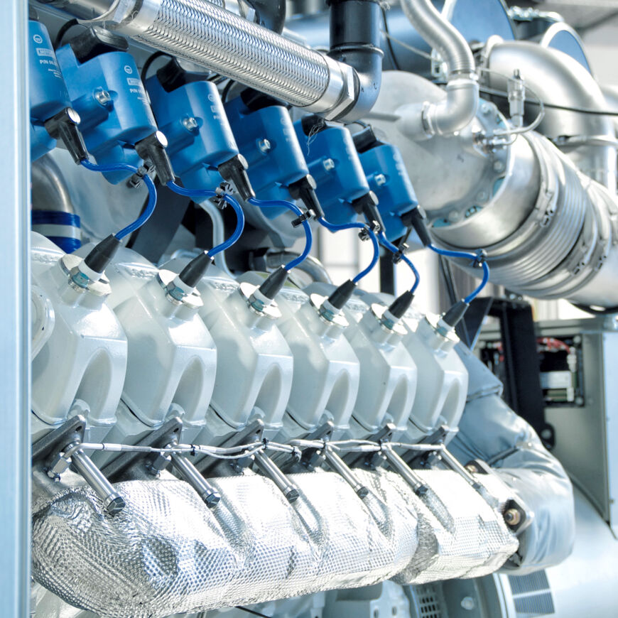 Die Blockheizkraftwerke von Burkhardt liefern elektrische und thermische Energie aus Holzpellets, Hackschnitzeln oder Erdgas. Mit der Cloud-Lösung atvise® von Bachmann überwacht Burkhardt alle weltweit installierten Anlagen zentral und kann Störungen bequem über Fernzugriff beheben. Bild: Burkhardt 01a_BHKW-ECO-495-Motor-seitlich_web